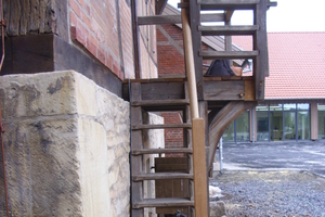  Die Außentreppe des Speichers mit Podest wurde saniert. Fugen an den Blatt- und Zapfenverbindungen der Treppe wurden durch Ausspänen geschlossen 