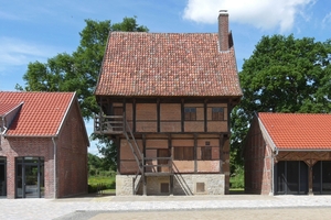  Der Fachwerkspeicher des Hofes Haus Kump in Münster nach Abschluss der Restaurierung. Das obere Geschoss und das Satteldach des Speichers kragen über die unteren Geschosse aus 