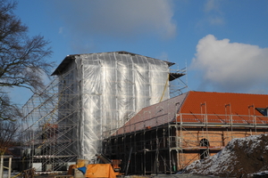  Der Fachwerkspeicher wurde für die Restaurierung komplett eingerüstet, eingehaust und regensicher überdacht 