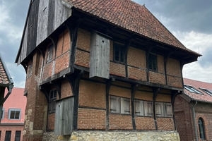  Die Rückseite des restaurierten Fachwerkspeichers mit den beiden rekonstruierten Abtritterkern  