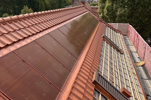  Die PV-Module wurden seitlich und untereinander mit Blechen eingefasst, die vorab individuell angepasst wurden 