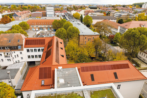  Das Schulgebäude vereint einen zweigeschossigen Altbau von 1934 mit Satteldach sowie einen dreigeschossigen Erweiterungsbau aus dem Jahr 1964 mit Flachdach. Durch die L‑förmige Anordnung der Baukörper entstehen zwei unterschiedlich gestaltete Pausenhöfe  