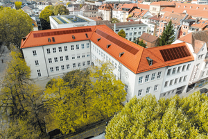  Komplexe Strukturen: Die Gemeinschaftsschule Ludwigsburg besteht aus einem Altbau mit Satteldächern und einem Anbau mit Flachdach 