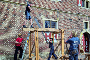  Vor der historischen Kulisse des Schlosses Raesfeld lernten die Teilnehmenden die traditionelle Holzbearbeitung mit Handwerkzeugen kennen 