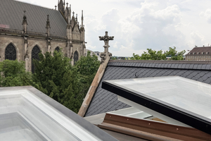  Mit solarbetriebenen Verschattungen lässt sich der der Lichteinfall durch die Flachdach-Fenster regulieren 
