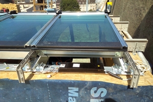 Die sechs „Modular Skylights“ bekamen einen elektrischen Antrieb und dienen so als Rauch- und Wärmeabzugsanlage 