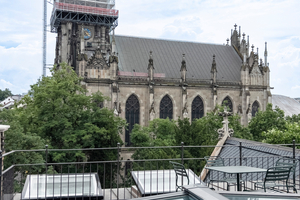  Velux Modular Skylights in der Ausführung als Sattel-Lichtband dienen der Belichtung des Treppenhauses und sind zudem zugelassen als Rauch- und Wärmeabzugsanlage 