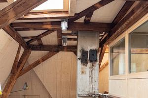  Das rechts im Bild zu sehende Sitzungszimmer, ähnlich einer Kapitänsbrücke, gewährt Blicke in den Raum unten und auf die jahrhundertealte Dachkonstruktion  