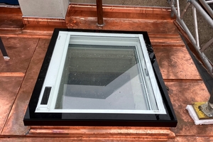  Im flachen Teil, bedeckt mit Kupferblech, wurden fünf Flachdach-Fenster eingebaut 