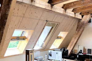  Die Wahl mehrerer kleiner Fenster für die bereits bestehenden Öffnungen entsprach der Logik des Umbaus und gewährleistet einen optimalen Lichteinfall auf die Arbeitsplätze des Architekturbüros 