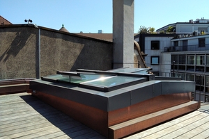  Das Sattel-Lichtband besteht aus sechs „Modular Skylights“ von Velux und sorgt für viel Licht im Treppenhaus 