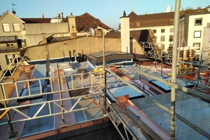  Auf dem Flachdach wurden fünf neue Flachdachfenster, ein Dachausstiegsfenster sowie ein Sattel-Lichtband eingebaut 