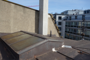  Das Metalldach des Pfarrhauses vor der Sanierung 