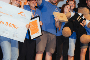  Jette, Sandra und Julian Jessat (von links nach rechts) sowie das Team des Dachdeckerbetriebs aus Lügde freuten sich über die Auszeichnung in der Kategorie „Erfolgreichste Unternehmensnachfolge“ 