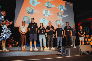  Die Jury der „Dachkrone 2026“ ermittelte die Gewinner in sechs Kategorien und bestand aus (v.l.n.r.): Dachdeckermeisterin Sina Klein, Thomas Reykers (ABS Safety), Ann-Katrin Rieser (Wienerberger GmbH), Yann Lesage (Roto Frank DST), Stephan Thomas (dach+holzbau), Florian Hirt (zuständig für Marketing und Kommunikation der „Dachkrone“), Philipp Wagner (Klaas Service- und Vertriebs GmbH) und Stefan Bern (Inhaber eines Dachdeckerunternehmens in Mönchengladbach) 