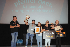  Die „Dachkrone International“ ging an die Dachdeckerei und Spenglerei Pfeiffer Dach aus Österreich. Überreicht wurde der Preis von Urs Nies, Managing Director der „Dachkrone“ (links) 
