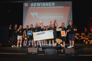 Das Team der Reuterdach GmbH aus Köln freute sich über den ersten Platz in der Kategorie „Team- und Traditionsverständnis“  