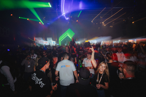  Nach der Preisverleihung feierten die Gewinner der „Dachkrone” und alle eingeladenen Betriebe bei Live-DJ-Musik noch lange gemeinsam weiter im Lokschuppen 