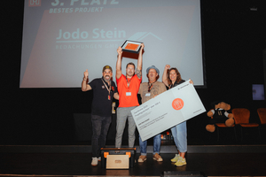  Der dritte Platz in der Kategorie „Bestes Projekt“ ging an die Jodo Stein Bedachungen GmbH aus Kerpen, die sich mit einem Neubauprojekt in Holzbauweise mit dachintegrierter Photovoltaikanlage beworben hatte 
