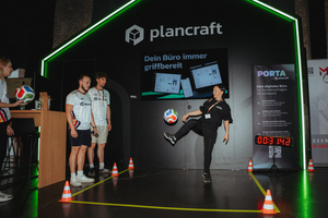  Am Plancraft-Stand galt es, einen Fußball möglichst lange in der Luft zu halten 
