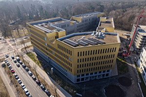  Der „Technopark“ wird ein Standort für technologieorientierte Unternehmen. Die Hanebutt-Gruppe realisierte unter anderem 6500 m² vorgehängte hinterlüftete Fassade aus Aluminiumblechen 