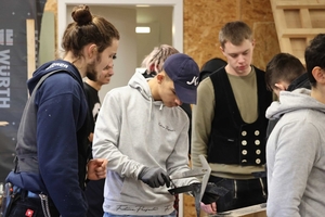  Mit dem Projekt „Tragwerk“ bietet das Unternehmen am Standort Neustadt kostenlose Nachhilfe für Schülerinnen und Schüler sowie Praktika an, um einen frühen Zugang zum Handwerk zu ermöglichen 