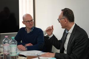  Stephan Thomas (l.), Chefredakteur der dach+holzbau, im Gespräch mit IVPU-Geschäftsführer Tobias Schellenberger im Büro des Industrieverbandes in Berlin 