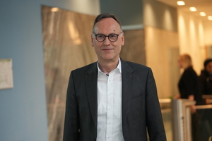  Dipl.-Ing. Tobias Schellenberger ist Geschäftsführer des Industrieverbands Polyurethan-Hartschaum (IVPU). Der Verband vertritt sowohl Rohstoffproduzenten als auch die Hersteller von PU-Dämmstoffen  