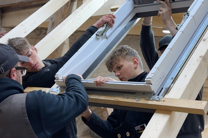  Die Modelle in der Azubi-Werkstatt werden inzwischen auch für Schulungen genutzt, wie hier zum Einbau von Steildachfenstern von Velux 