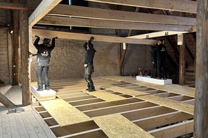 Beim Bau probierten die Dachdecker-Azubis auch Aufgaben aus anderen Gewerken aus, beispielsweise aus dem Zimmererhandwerk 