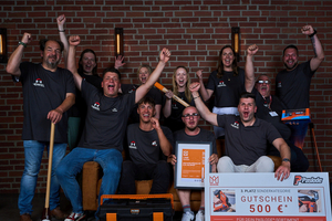  Das Team der Henkel &amp; Söhne Bedachungs GmbH freute sich gemeinsam mit den Azubis über einen Gutschein für das Paslode-Sortiment, einen personalisierten Latthammer und einen Werkzeugkoffer von Picard, der im Anschluss in die Azubi-Werkstatt zog 