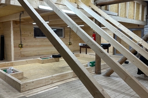  Am Steildachmodell kann das Decken eines Steildachs mit Dachziegeln geübt werden. Im Hintergrund ist das Flachdachmodell zu sehen 