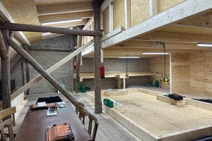  Blick in die Azubi-Werkstatt: Rechts das Flachdachmodell, links im Hintergrund die Sparren des Steildachmodells und hinten rechts die Traufe, an der die Rinnenmontage geübt werden kann 