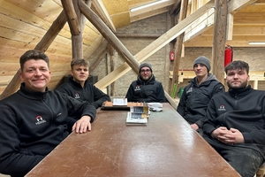  Sie haben die Werkstatt gemeinsam gebaut, angeleitet von Ausbildungsleiter Jan-Henrik Henkel, die Azubis Nico Schütte, Marius Fröchtenicht, Rafael Lips und Luca Rodrigues (v.l.n.r.) 