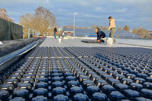  Die „Retentions-Spacer RS 60“ des Zinco-Systemaufbaus „Retentions-Gründach“ speichern bis zu 55 l/m² Wasser 