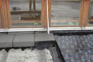  Die „Foamglas“-Platten werden vollflächig verklebt, fugenversetzt verlegt und bilden eine geschlossene Dämmschicht 