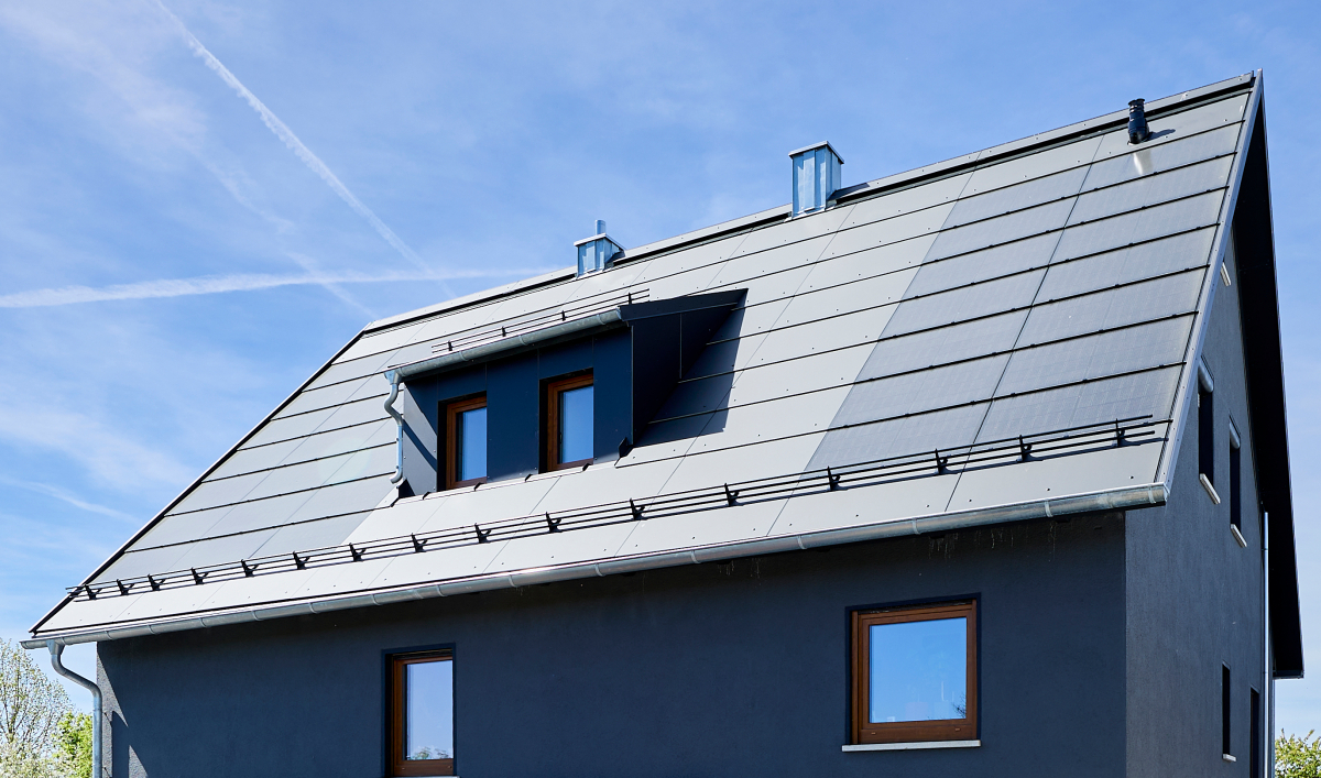 Kombination aus dachintegrierten PV-Modulen und Ergaenzungsplatten aus Faserzement 