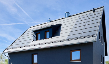 Kombination aus dachintegrierten PV-Modulen und Ergaenzungsplatten aus Faserzement 