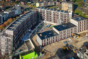  Die tragende Struktur des mehrgeschossigen Gebäudekomplexes ist mit Brandschutzmaterialien umhüllt, erfüllt den Standard R120 und verfügt über schall­optimierte Böden 