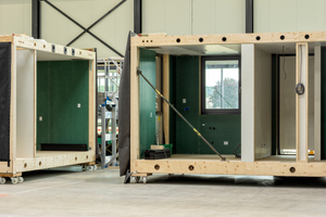  Vorgefertigte Wohnmodule aus Furnierschichtholz für das „Xylino“-Projekt: Bereits im Werk wurden Fenster, Installationen und technische Durchführungen integriert 