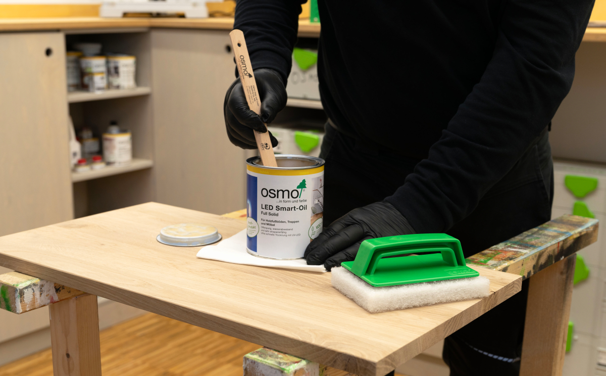 Das neue „LED Smart-Oil“ von Osmo ist nach dem Aufrühren sofort gebrauchsfertig
