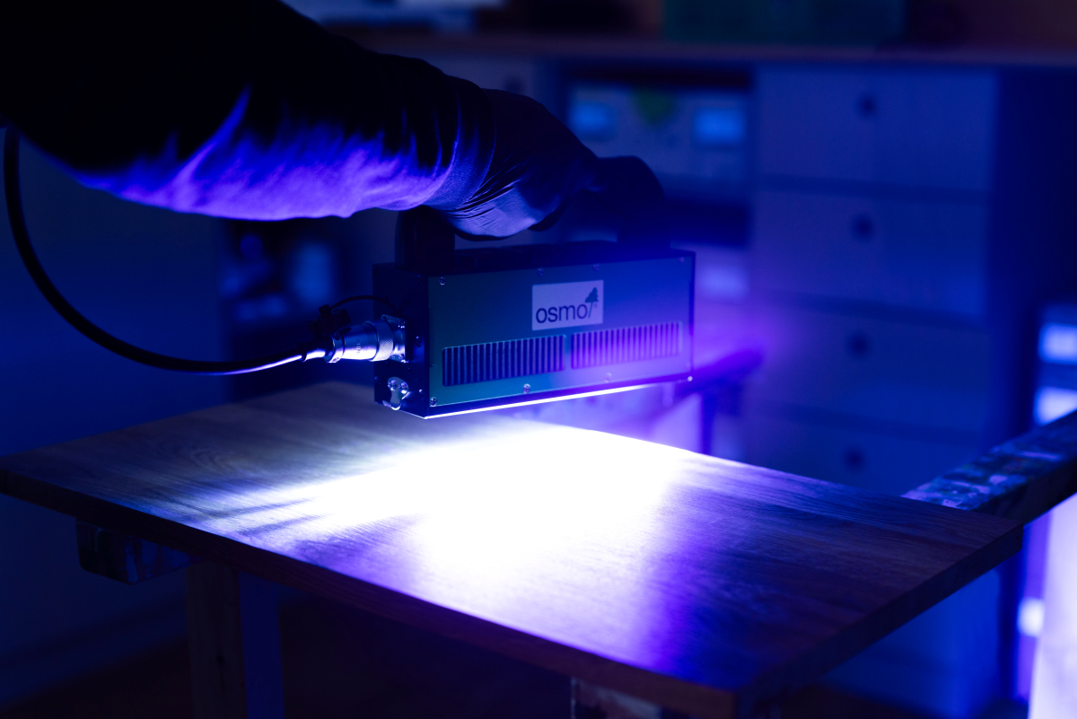 Belichtung der Oberfläche mit der OSMO UV LED Smartlight Pro