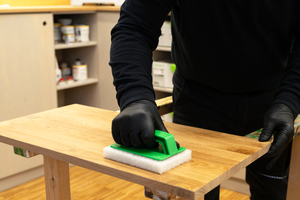 Auftragen des LED Smart-Oils von Osmo per Hand 