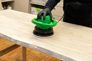  LED Smart-Oil von Osmo verreiben mit Einscheibenmaschine  