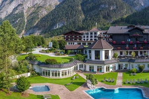  Unter der Zufahrt des Hotels Gut Brandlhof im österreichischen Saalfelden (links im Bild) befinden sich der Wellnessbereich und das Hallenbad. Der Vorplatz wurde als gepflastertes, begrüntes Umkehrdach ausgeführt und mit Austrotherm „XPS Plus“-Dämmplatten realisiert 