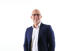  Marc Niewöhner ist Geschäftsführer der Interessengemeinschaft Qualitätsmanagement für Dächer und Dachabdichtungen (IQDF e.V.). Darüber hinaus ist er Inhaber der Firma Niewöhner Dachtechnik (Sachverständigenbüro und Dachdeckerei) 
