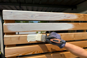  Öl- oder wasserbasierte Holzlasuren mit Weißpigmenten schützen das Holz vor den Auswirkungen der UV-Strahlung 