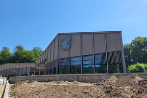   Die gesamte Fassade hat eine Fläche von rd. 2.500 m², davon entfallen rd. 1.200 m² auf Holzrahmenbau-Wände  