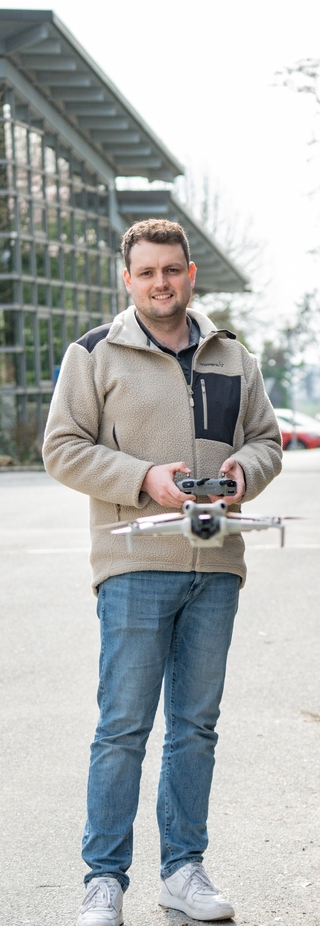 Michael Eckstein mit Drohne Flachdachbau Xaver Eckstein GmbH