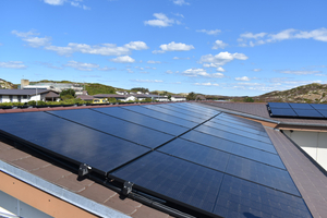  Die PV-Anlage kann mit ihren 142 Solarmodulen jährlich bis zu 60 000 kWh Strom erzeugen 